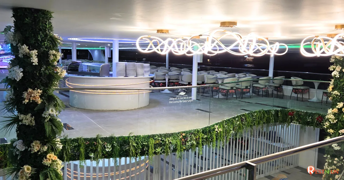 Sawasdee Chaophraya dinner cruise in Bangkok ภายในเรือมีการตกแต่งดีมาก